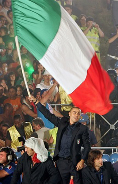 Mondiale 2006 (257).jpg - Italy's national soccer team captain Fabio Cannavaro waves the flag during a celebration at the Circus Maximus, after their World Cup 2006 victory, in Rome July 10, 2006. REUTERS/Max Rossi  (ITALY)